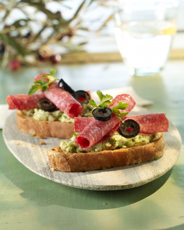 Bruschetta à l'avocat et au saucisson