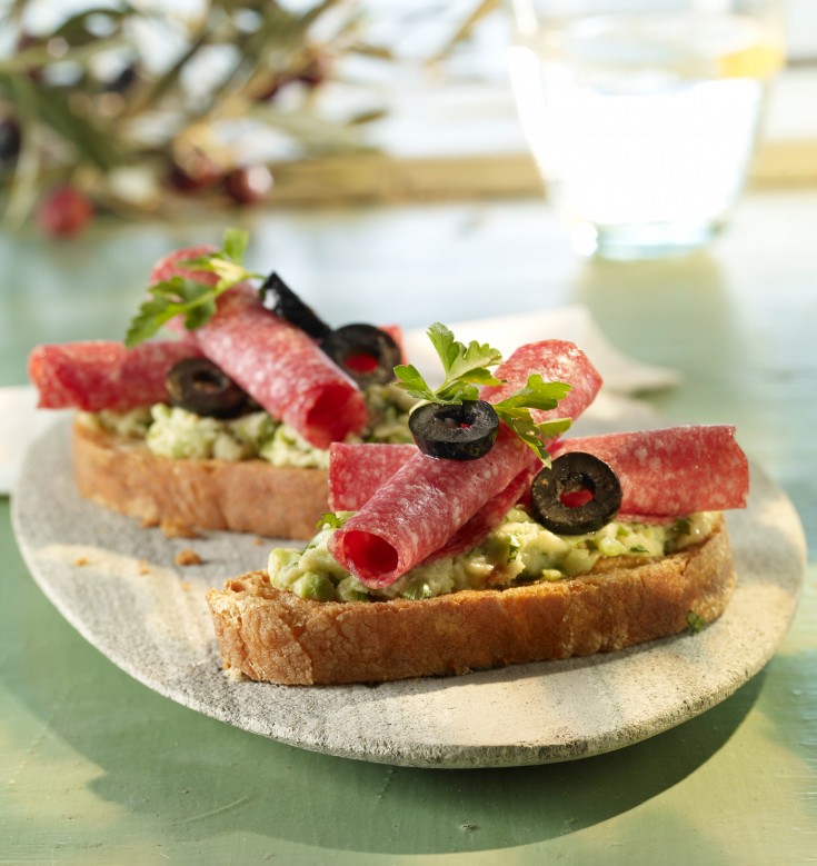 Bruschetta à l'avocat et au saucisson