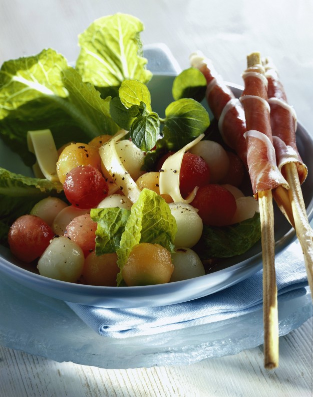 Salade colorée de pastèque, melon et jambon