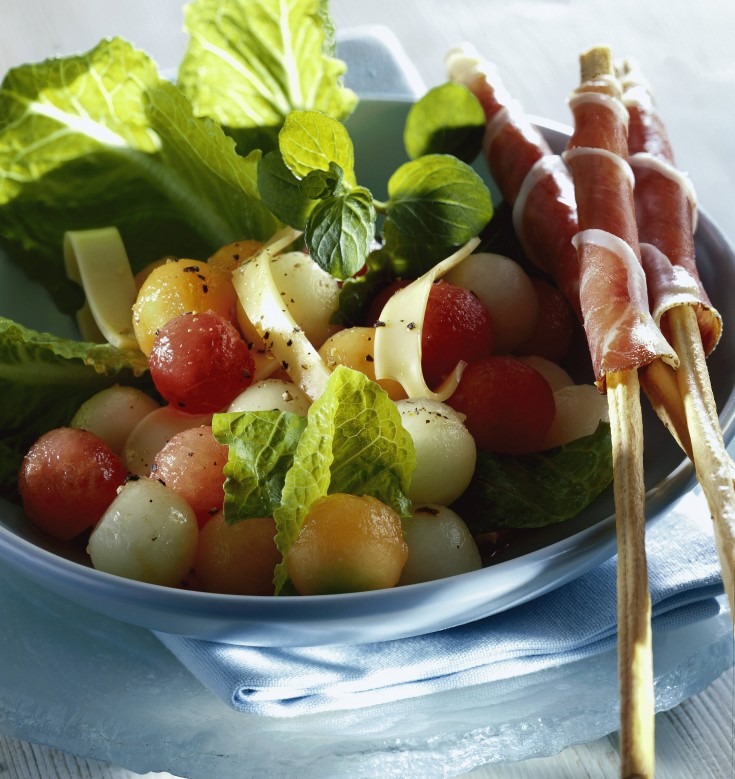 Salade colorée de pastèque, melon et jambon